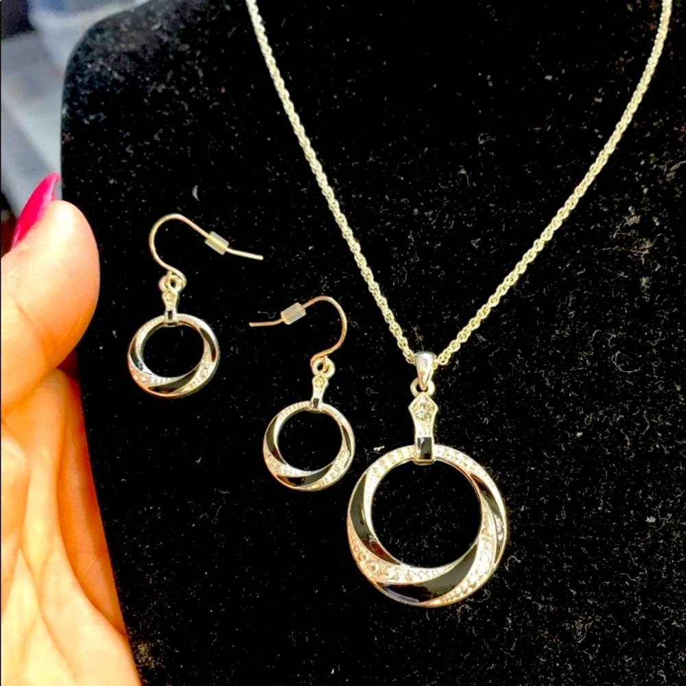 Adorable Round Black Shimmer Set
